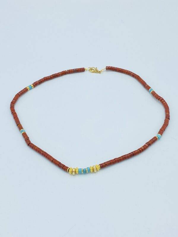 un joli collier aux accents indiens et aux couleurs uniques affichant de la jaspe rouge, de la turquoise , de l'hématite et du laiton doré à l'or fin
