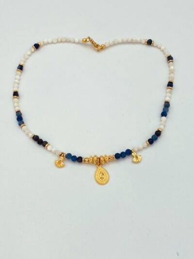Collier en jolies perles de sodalite bleue et nacre blanche couronnée par des pendentifs en laiton doré à l'or fin 24 carats
