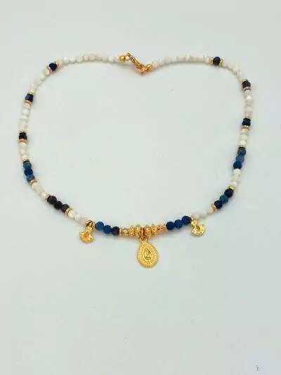 Collier en jolies perles de sodalite bleue et nacre blanche couronnée par des pendentifs en laiton doré à l'or fin 24 carats