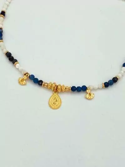 Collier en jolies perles de sodalite bleue et nacre blanche couronnée par des pendentifs en laiton doré à l'or fin 24 carats