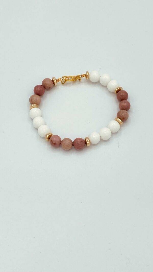 Bracelet en grosses perles d'onyx blanc et de rhodocrosite rose agrémentées d'hématites dorées à l'or fin 24 carats