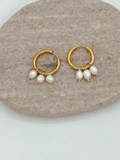 Les jolies boucles d'oreilles Louise iront avec toutes les tenues grâce à leur style très classique révélé par les perles d'eau douce montées sur des boucles dorées