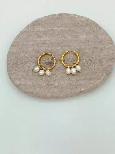 Les jolies boucles d'oreilles Louise iront avec toutes les tenues grâce à leur style très classique révélé par les perles d'eau douce montées sur des boucles dorées
