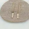 un tombé élégant et parfait pour ces boucles d'oreilles en laiton plaqué or 24 carats et ses perles d'eau douce