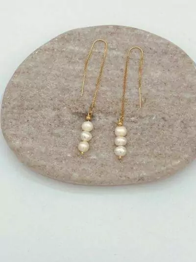 un tombé élégant et parfait pour ces boucles d'oreilles en laiton plaqué or 24 carats et ses perles d'eau douce
