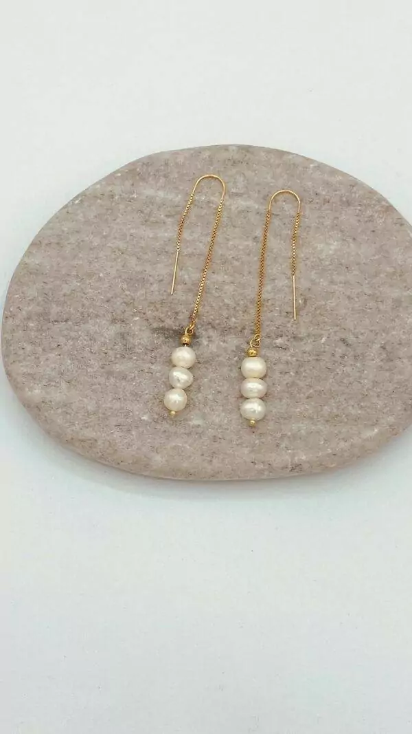 un tombé élégant et parfait pour ces boucles d'oreilles en laiton plaqué or 24 carats et ses perles d'eau douce