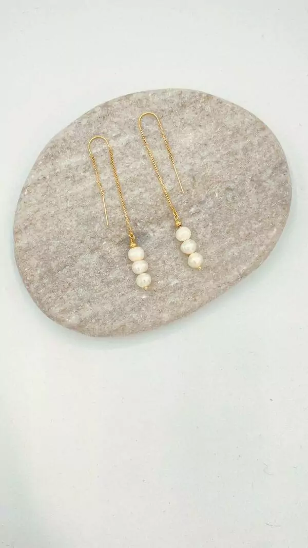 un tombé élégant et parfait pour ces boucles d'oreilles en laiton plaqué or 24 carats et ses perles d'eau douce