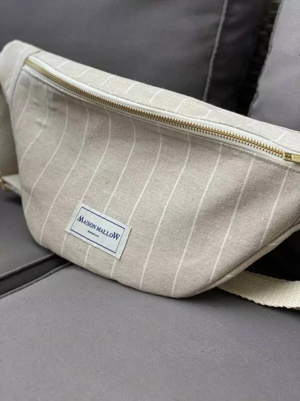 Le sac banane en toile de coton de couleur lin naturel et rayée