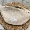 Le sac banane en toile de coton de couleur lin naturel et rayée