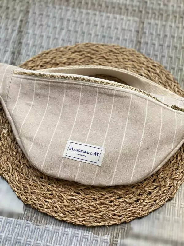 Le sac banane en toile de coton de couleur lin naturel et rayée
