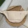 poche au dos du sac banane rayé écru