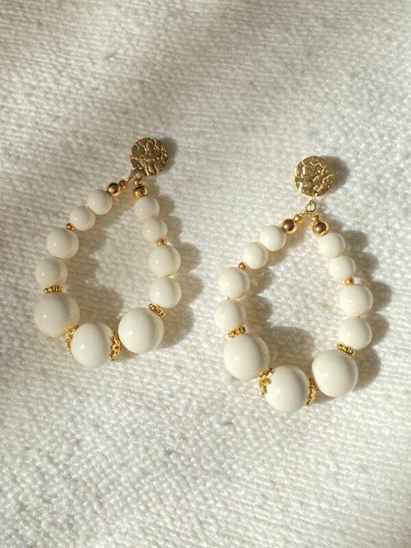 Créoles en perles de résines blanc cassé et perles dorées à l'or fin