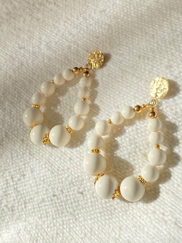 Créoles en perles de résines blanc cassé et perles dorées à l'or fin