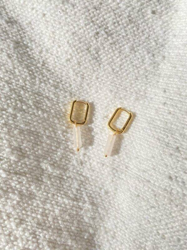 Boucle d'oreilles créole rectangulaire dorée à l'or fin et quartz rose ciselé véritable