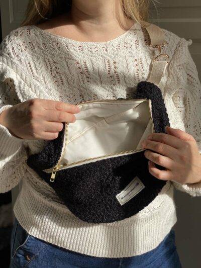 Sac Banane laine bouclette noire et détail blanc cassé