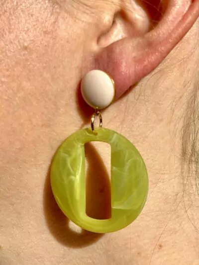 Boucles d'oreilles pendantes vertes, rose et dorées