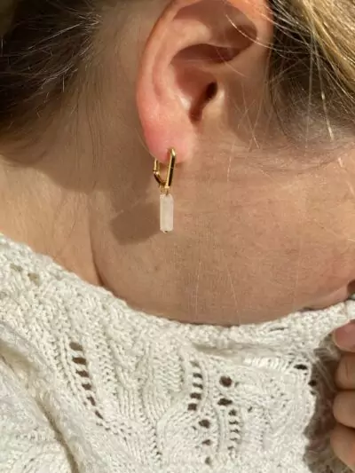Boucle d'oreilles créole dorée et pendentif quartz rose