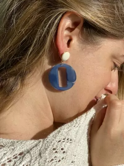 Boucles d'oreilles pendantes bleues, blanches et dorées