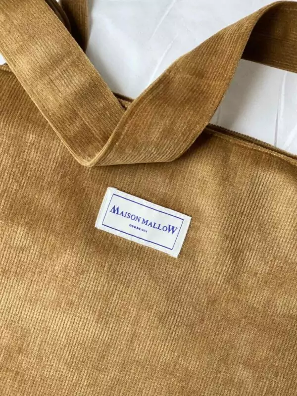 détail du grand sac cabas en velours camel mordoré