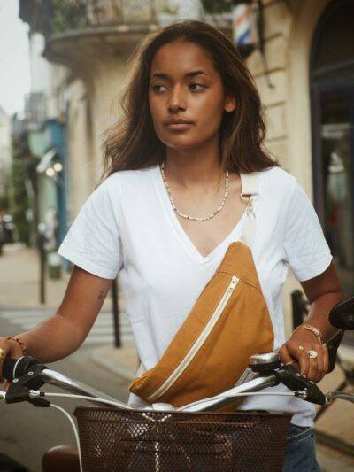 Sac banane ocre avec collier de perles en nacre et hématites dorées