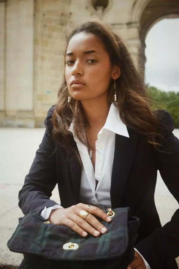 Boucles d'oreilles pendantes et sac à main écossais