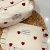la trousse de toilette et la pochette coeur