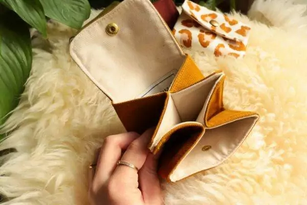 Mini Portefeuille en toile jaune moutarde Maison Mallow