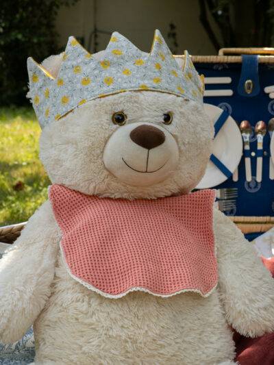 ours en peluche avec bavoir et couronne pour enfant