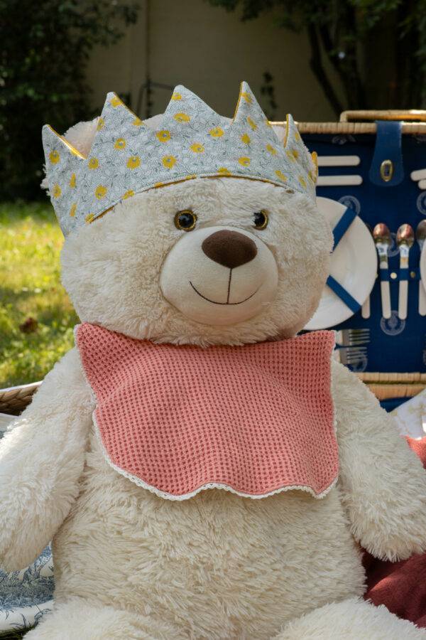 ours en peluche avec bavoir et couronne pour enfant