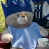 ours en peluche avec bavoir et couronne pour enfant