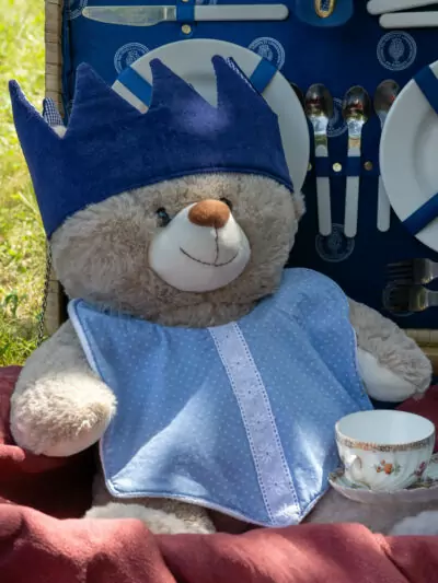 ours en peluche avec bavoir et couronne pour enfant