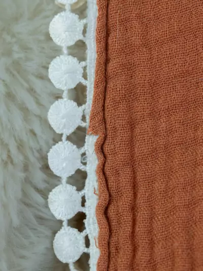 détails de bavoir avec défaut de couture