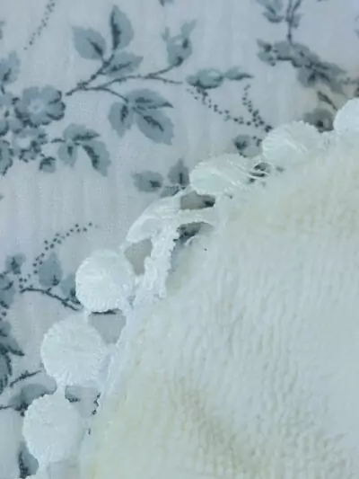 détails de bavoirs avec défaut de couture
