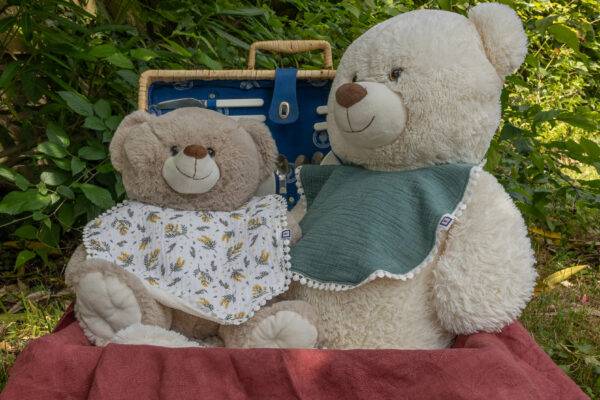 peluches ours avec des bavoirs cousus main