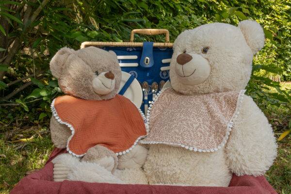 peluches ours avec des bavoirs cousus main