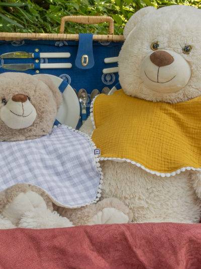 peluches ours avec des bavoirs cousus main
