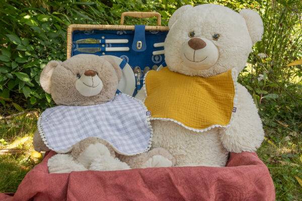 peluches ours avec des bavoirs cousus main