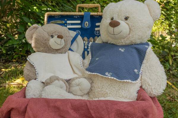 peluches ours avec des bavoirs cousus main