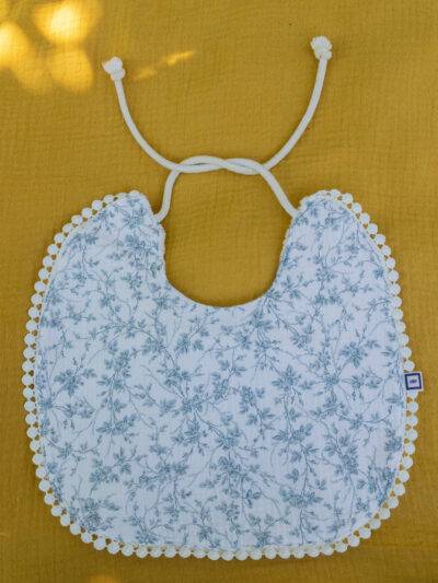 bavoir en gaze de coton fleurs bleues