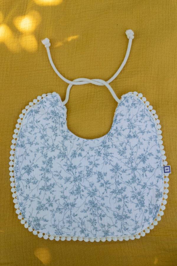 bavoir en gaze de coton fleurs bleues