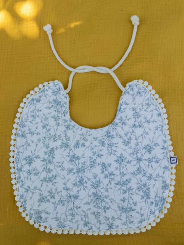 bavoir en gaze de coton fleurs bleues