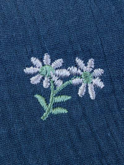 broderie de fleur sur bavoir bleu marine