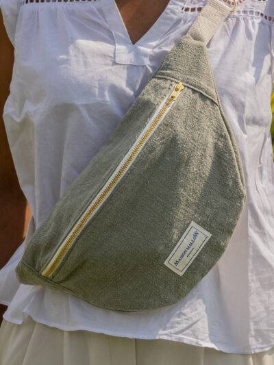 détails du sac banane en lin vert kaki