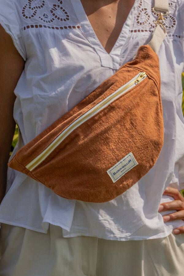 détails du sac banane en lin terracotta porté