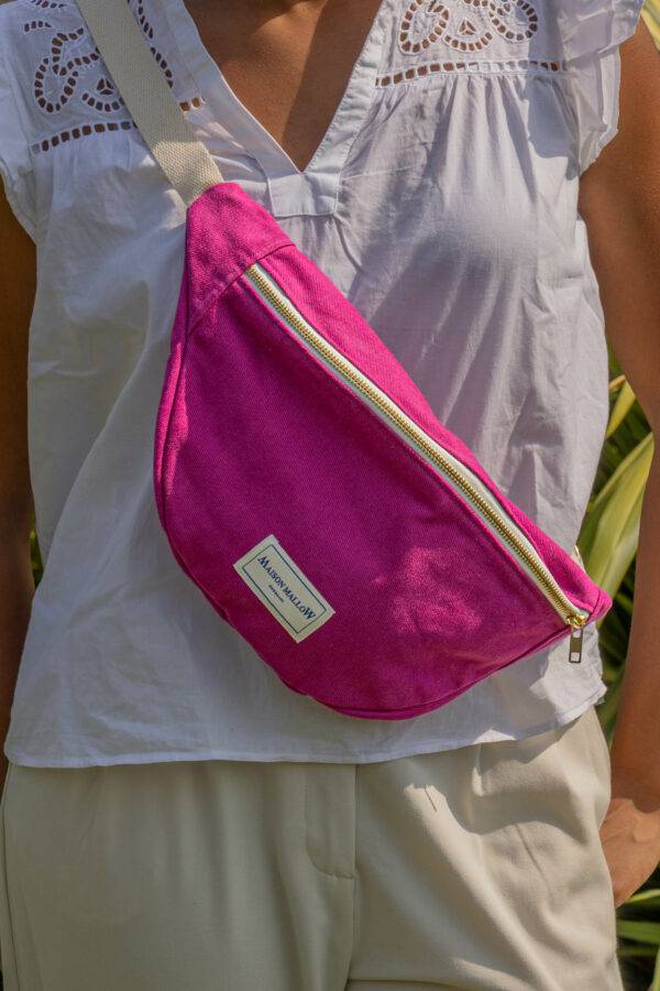 détails du sac banane rose fuchsia