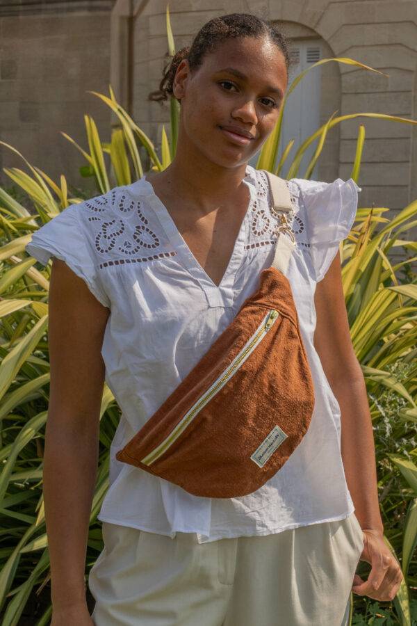 le sac banane en lin terracotta porté