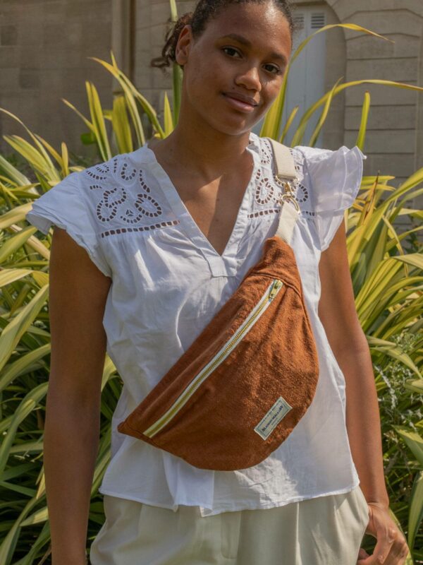le sac banane en lin terracotta porté