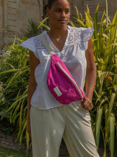 le sac banane rose fuchsia porté
