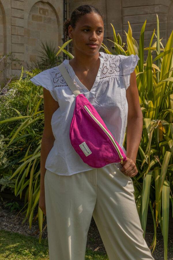 le sac banane rose fuchsia porté