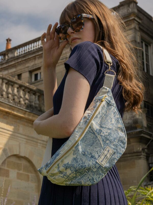 le sac banane toile de jouy bleu porté épaule